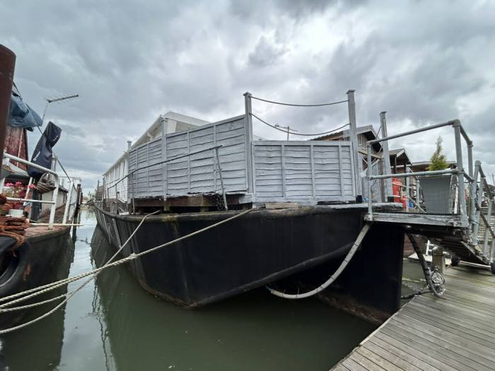 0 Houseboat 
