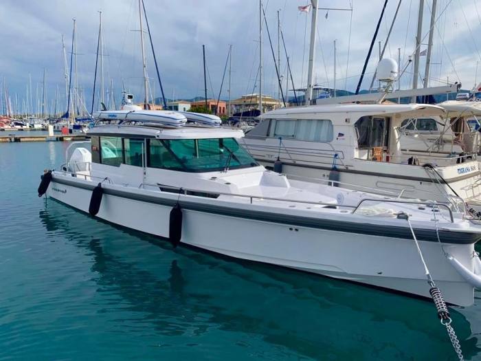 2018 Axopar 37 M (Forward Cabin)