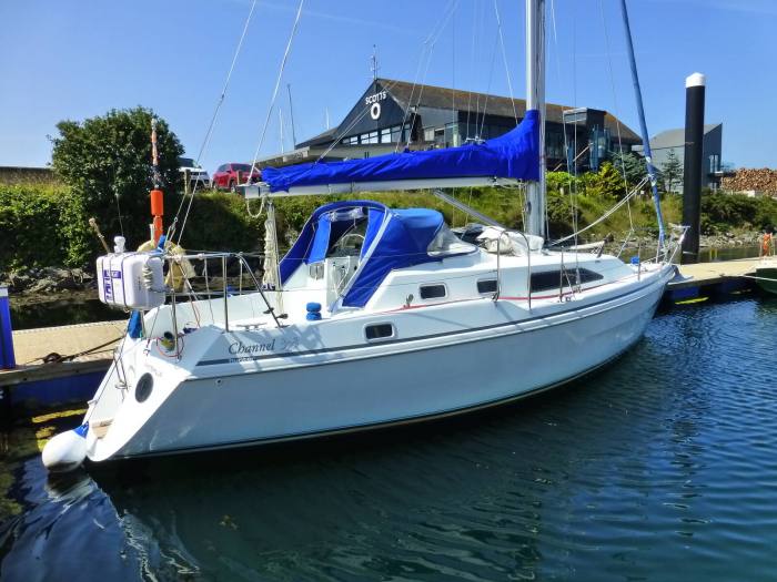 1999 Hunter Channel 323